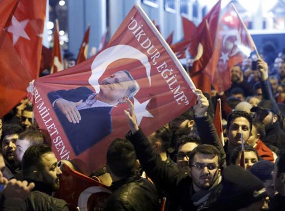    لاهاي تطرد وزيرة تركية، ومتظاهرون ينزعون علم هولندا من قنصليتها بإسطنبول!  صورة رقم 18