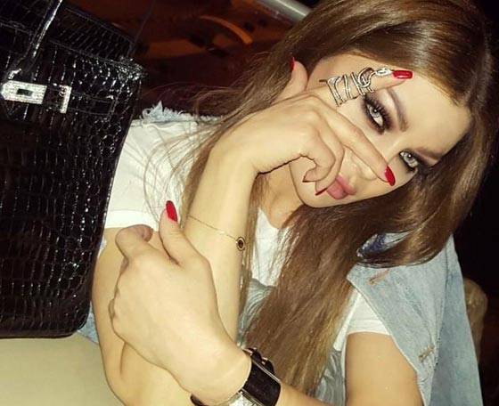 نجمات العالم العربي تتنافس بلون أظافرهن صورة رقم 1