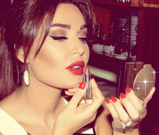نجمات العالم العربي تتنافس بلون أظافرهن صورة رقم 3