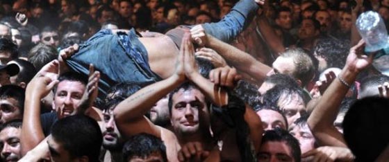 كارثة.. مصرع شخصين نتيجة تدافع الجمهور في حفل موسيقي بالارجنتين صورة رقم 1