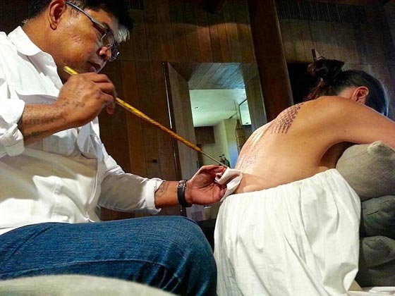 ماذا رسم الكاهن التايلندي بالوشم على ظهر انجلينا جولي؟ صورة رقم 4
