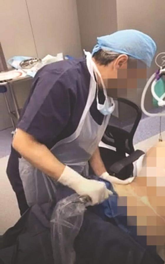 جراح كويتي ينتهك حرمة جسد امرأة مريضة وينشر صورها اثناء عملية صورة رقم 2