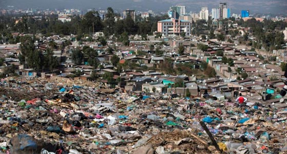 مصرع 50 مشردا نتيجة انهيار جبل نفايات يعتاشون عليه في اثيوبيا صورة رقم 1