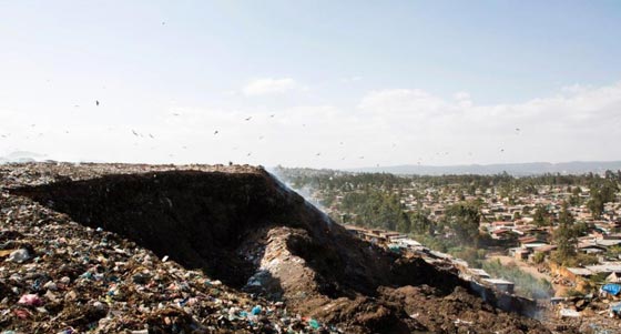 مصرع 50 مشردا نتيجة انهيار جبل نفايات يعتاشون عليه في اثيوبيا صورة رقم 3