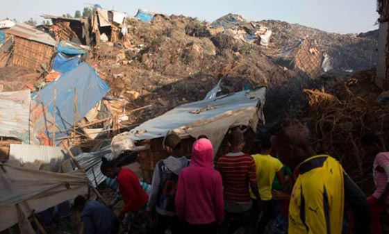 مصرع 50 مشردا نتيجة انهيار جبل نفايات يعتاشون عليه في اثيوبيا صورة رقم 5
