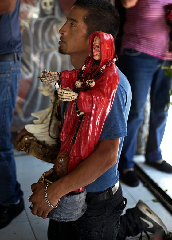 الكنيسة تتبرأ من (سيدة الموت) التي يمارس اتباعها طقوسا شيطانية! صورة رقم 1