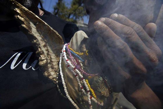 الكنيسة تتبرأ من (سيدة الموت) التي يمارس اتباعها طقوسا شيطانية! صورة رقم 14