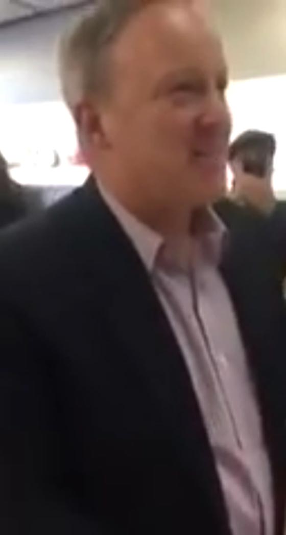 امرأة تنهال على سكرتير ترامب باسئلة محرجة ومسيئة.. فيديو جرئ صورة رقم 1