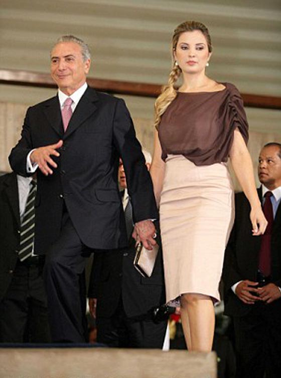 الاشباح تطرد الرئيس الارجنتيني لبناني الاصل واسرته من القصر الرئاسي صورة رقم 2