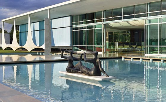 الاشباح تطرد الرئيس الارجنتيني لبناني الاصل واسرته من القصر الرئاسي صورة رقم 5