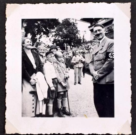 صور شخصية لم تشاهد من قبل للزعيم النازي هتلر تطرح غدا في مزاد صورة رقم 1