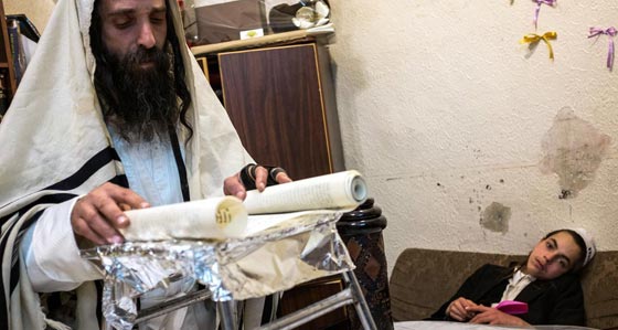 يهود متزمتون يشنقون دمى جنود تعبيرا عن رفضهم للخدمة العسكرية صورة رقم 5