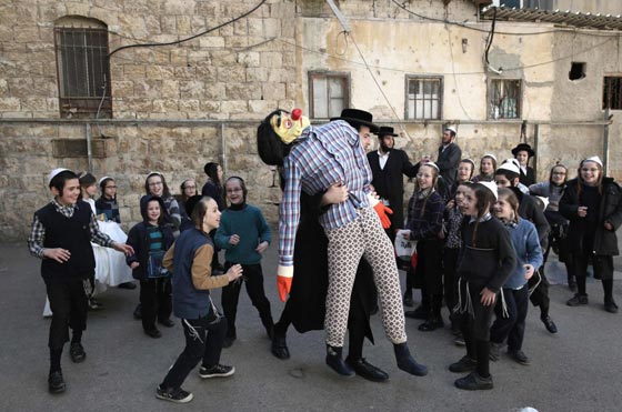 يهود متزمتون يشنقون دمى جنود تعبيرا عن رفضهم للخدمة العسكرية صورة رقم 7