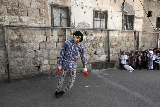 يهود متزمتون يشنقون دمى جنود تعبيرا عن رفضهم للخدمة العسكرية صورة رقم 4