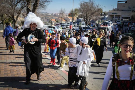 يهود متزمتون يشنقون دمى جنود تعبيرا عن رفضهم للخدمة العسكرية صورة رقم 8