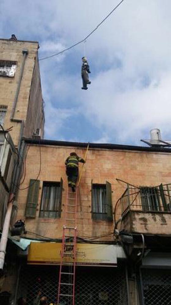 يهود متزمتون يشنقون دمى جنود تعبيرا عن رفضهم للخدمة العسكرية صورة رقم 2