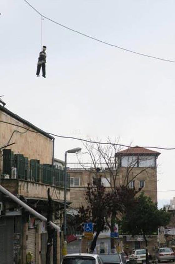 يهود متزمتون يشنقون دمى جنود تعبيرا عن رفضهم للخدمة العسكرية صورة رقم 3