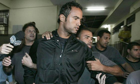 محكمة برازيلية تأمر باعتقال حارس مرمى قتل صديقته ورماها للكلاب صورة رقم 15