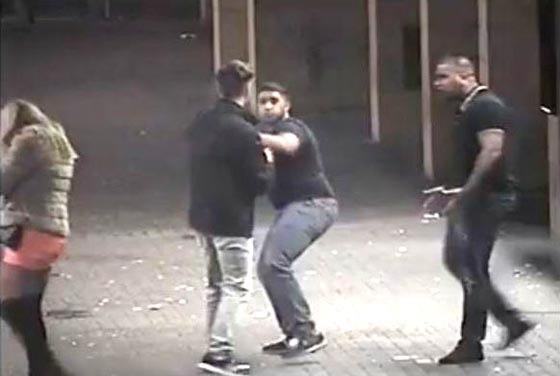  فيديو عنيف: أهانوها، كسروا أنفها وهاجموا شريكها بشكل وحشي! صورة رقم 2