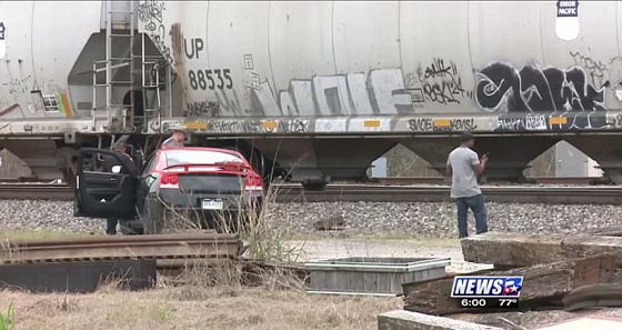 صور عارضة ازياء حامل دهسها قطار وهي منشغلة بالتصوير! صورة رقم 2