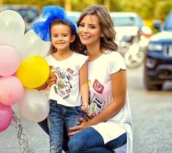 صور نجمات امهات عربيات وعالميات وبناتهن تكشف الشبه الغريب بينهن صورة رقم 8