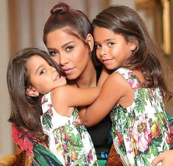 صور نجمات امهات عربيات وعالميات وبناتهن تكشف الشبه الغريب بينهن صورة رقم 11