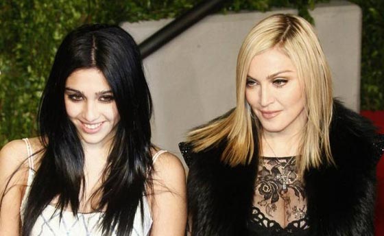 صور نجمات امهات عربيات وعالميات وبناتهن تكشف الشبه الغريب بينهن صورة رقم 12