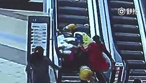 فيديو مروع.. لحظة سقوط امرأة وطفلها الرضيع على سلم كهربائي صورة رقم 1