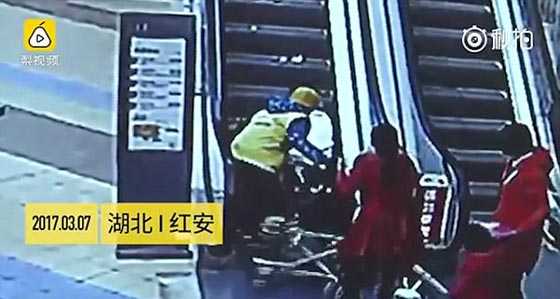 فيديو مروع.. لحظة سقوط امرأة وطفلها الرضيع على سلم كهربائي صورة رقم 2