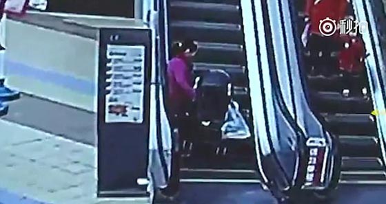 فيديو مروع.. لحظة سقوط امرأة وطفلها الرضيع على سلم كهربائي صورة رقم 4