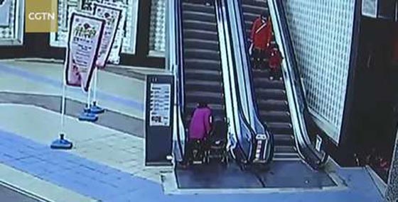 فيديو مروع.. لحظة سقوط امرأة وطفلها الرضيع على سلم كهربائي صورة رقم 5