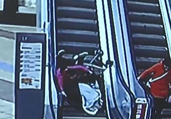 فيديو مروع.. لحظة سقوط امرأة وطفلها الرضيع على سلم كهربائي صورة رقم 6