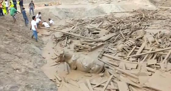 فيديو صادم.. امرأة تنهض من تحت الردم وهي تواجه الموت  صورة رقم 4