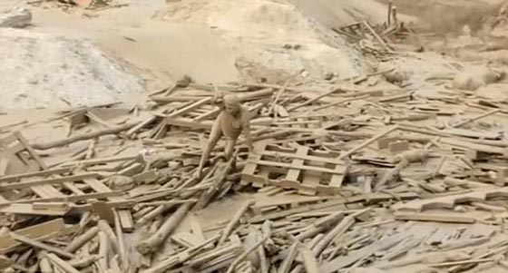 فيديو صادم.. امرأة تنهض من تحت الردم وهي تواجه الموت  صورة رقم 1