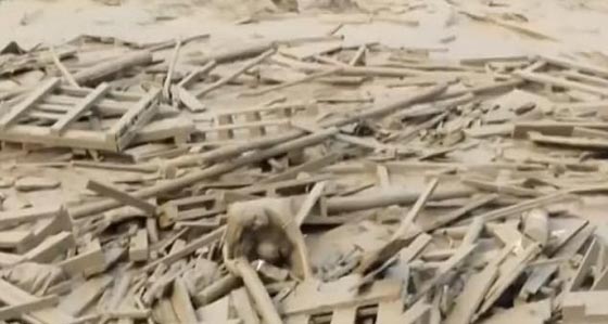 فيديو صادم.. امرأة تنهض من تحت الردم وهي تواجه الموت  صورة رقم 2