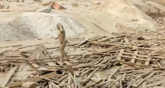 فيديو صادم.. امرأة تنهض من تحت الردم وهي تواجه الموت  صورة رقم 3