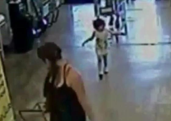  اعتقال ام امريكية تعمدت نسيان طفلتها في مركز تجاري.. فيديو صورة رقم 1