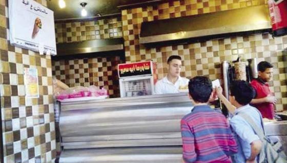 طالبا ثانوي في مصر يطلقان مبادرة (ساندوتش على الحيط) لاطعام كل جائع   صورة رقم 3