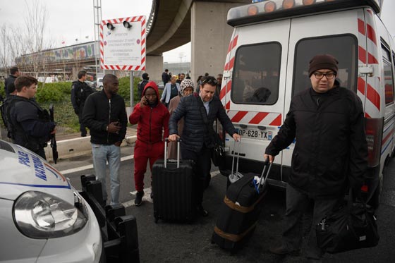 الشرطة الفرنسية تقتل رجلا حاول انتزاع سلاح عنصر امن بمطار اورلي صورة رقم 7