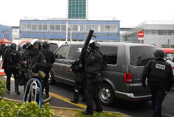 الشرطة الفرنسية تقتل رجلا حاول انتزاع سلاح عنصر امن بمطار اورلي صورة رقم 12