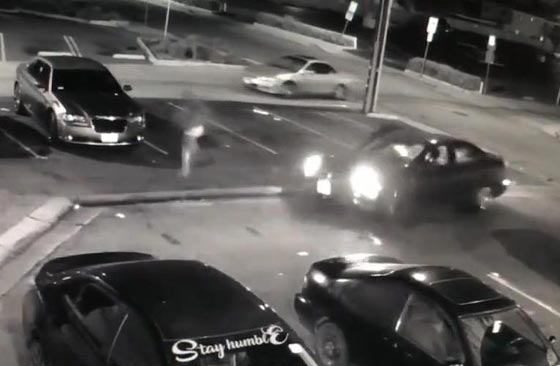 فيديو مثير.. مجرم يطلق النار على نفسه بالخطأ بعد تنفيذ عملية سطو صورة رقم 3