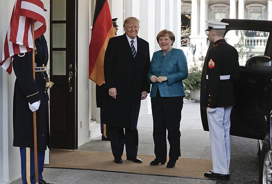  ترامب يتمنع عن مصافحة ميركل عمدا ويتركها في حالة ذهول.. فيديو صورة رقم 2