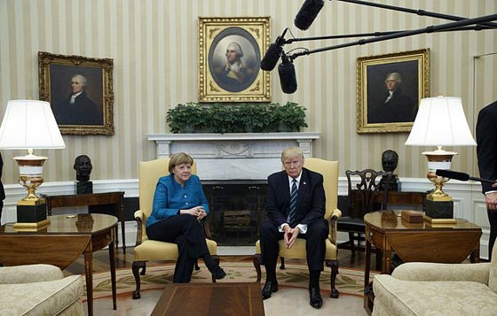  ترامب يتمنع عن مصافحة ميركل عمدا ويتركها في حالة ذهول.. فيديو صورة رقم 3