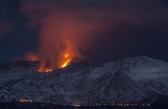  لحظات هروب مرعبة لسواح باغتهم انفجار بركان في صقلية.. فيديو صورة رقم 5