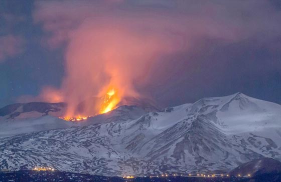  لحظات هروب مرعبة لسواح باغتهم انفجار بركان في صقلية.. فيديو صورة رقم 7