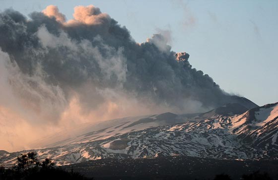  لحظات هروب مرعبة لسواح باغتهم انفجار بركان في صقلية.. فيديو صورة رقم 8