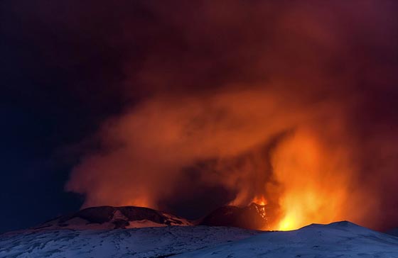  لحظات هروب مرعبة لسواح باغتهم انفجار بركان في صقلية.. فيديو صورة رقم 12