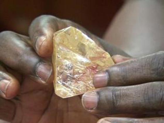 قس يجد ماسة مذهلة من أكبر الماسات في التاريخ.. ماذا فعل بها؟ صورة رقم 2