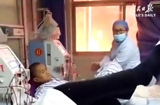 بالفيديو.. طبيبة استمرت بعلاج المريض داخل المستشفى بالرغم من الحريق صورة رقم 1