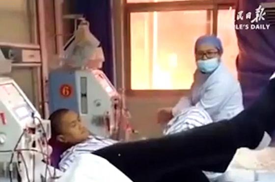 بالفيديو.. طبيبة استمرت بعلاج المريض داخل المستشفى بالرغم من الحريق صورة رقم 5